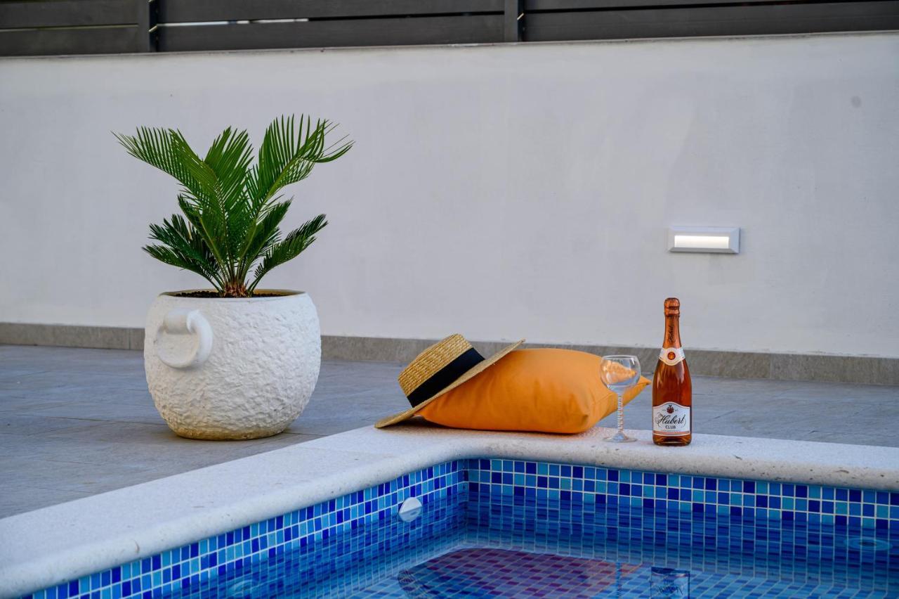 Villa Relax - Beautiful Apartment With Heated Saltwater Pool & Jacuzzi Kaštela 外观 照片